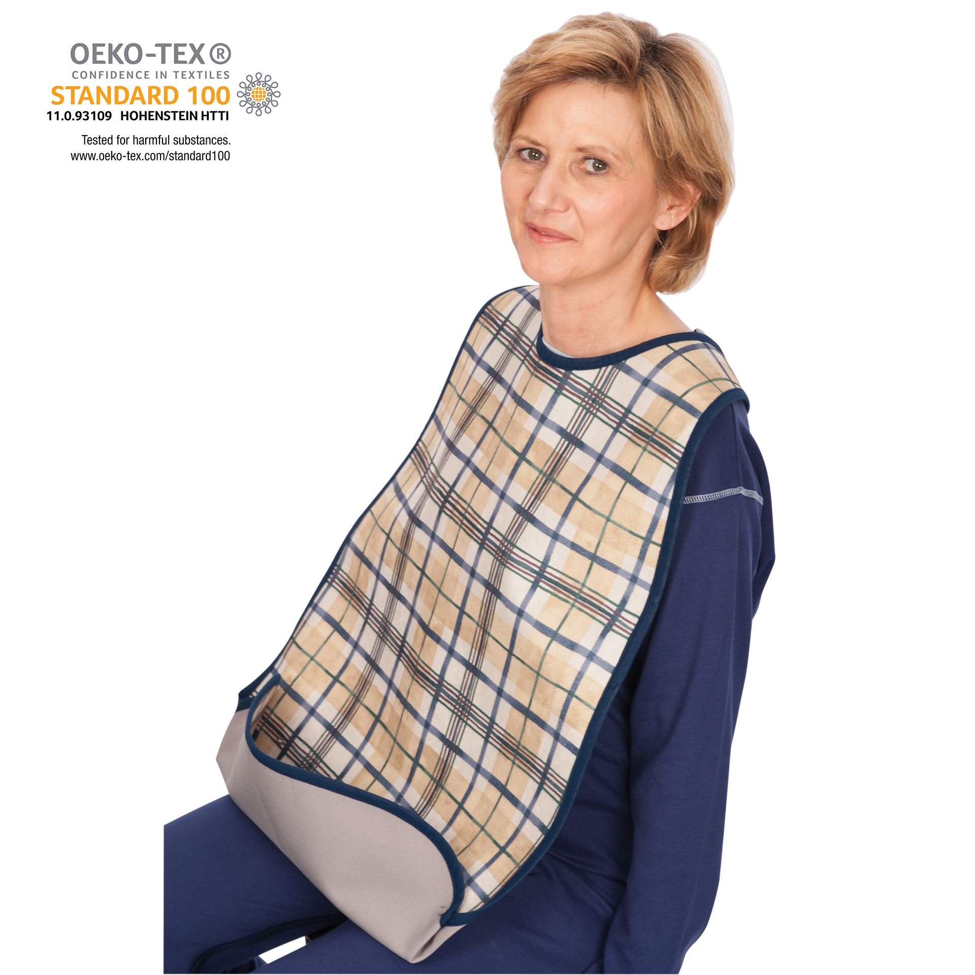 Bild einer blauen Kariert-Schürze aus Polyester, geeignet für den Essbereich. Die Schürze hat einen praktischen Schlitzverschluss und Schlaufen zur Anpassung an verschiedene Körpergrößen. Sie misst 90 x 46 cm und ist ideal für Küche und Grill. Die Karomusterung verleiht der Schürze einen modernen, zeitlosen Look. Die Materialoberfläche ist pflegeleicht und strapazierfähig, was sie zu einem funktionalen Accessoire macht. Im Hintergrund ist ein sanfter, heller Untergrund zu sehen, der die Schürze hervorhebt.