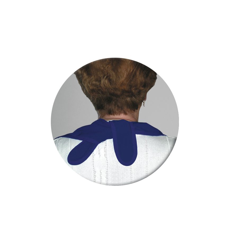 Bild einer blauen Ess-Schürze aus Polyurethan (PU) mit einem praktischen Schlaufenverschluss. Die Schürze hat eine rechteckige Form und misst 100 cm in der Breite und 40 cm in der Höhe. Sie ist in einem eleganten Marineblau gehalten und wirkt strapazierfähig und pflegeleicht. Die Textur der Schürze ist glatt und glänzend, ideal für den Einsatz in der Küche oder bei Grillpartys. Im oberen Bereich sind die Schlaufen klar erkennbar, die eine einfache Anpassung und sicheren Halt bieten.