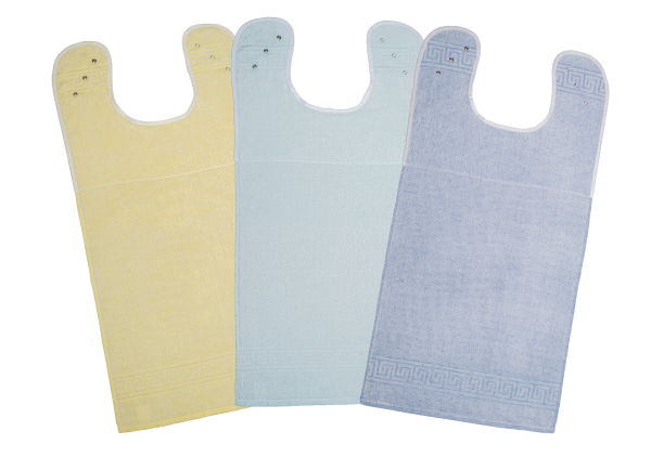 Bild eines Suprima Ess-Schürzen-Set aus Frottee. Das Set besteht aus einer gepolsterten, schulterfreien Ess-Schürze sowie einer passenden Serviette. Die Schürze ist in einem sanften, pastellfarbenen Frottee-Stoff gehalten, der weich aussieht. Am oberen Rand der Schürze sind verstellbare Träger zu sehen. Die dazugehörige Serviette ist ebenfalls aus dem gleichen Frottee-Material gefertigt und kann leicht am Kragen befestigt werden.