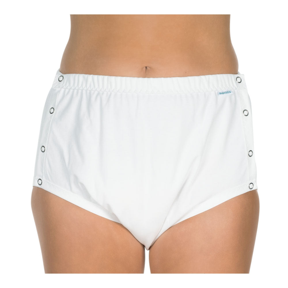 Ein Inkontinenzslip in der Farbe Weiß, gefertigt aus Baumwolle und PU, liegt auf einem neutralen Hintergrund. Der Slip hat eine klassische Form mit einem elastischen Bund, der sowohl Komfort als auch sicheren Halt bietet. Die Oberfläche ist glatt und wirkt strapazierfähig, während die Innenseite eine spezielle Schicht hat, die Feuchtigkeit zuverlässig aufnimmt und auslaufsicher ist.