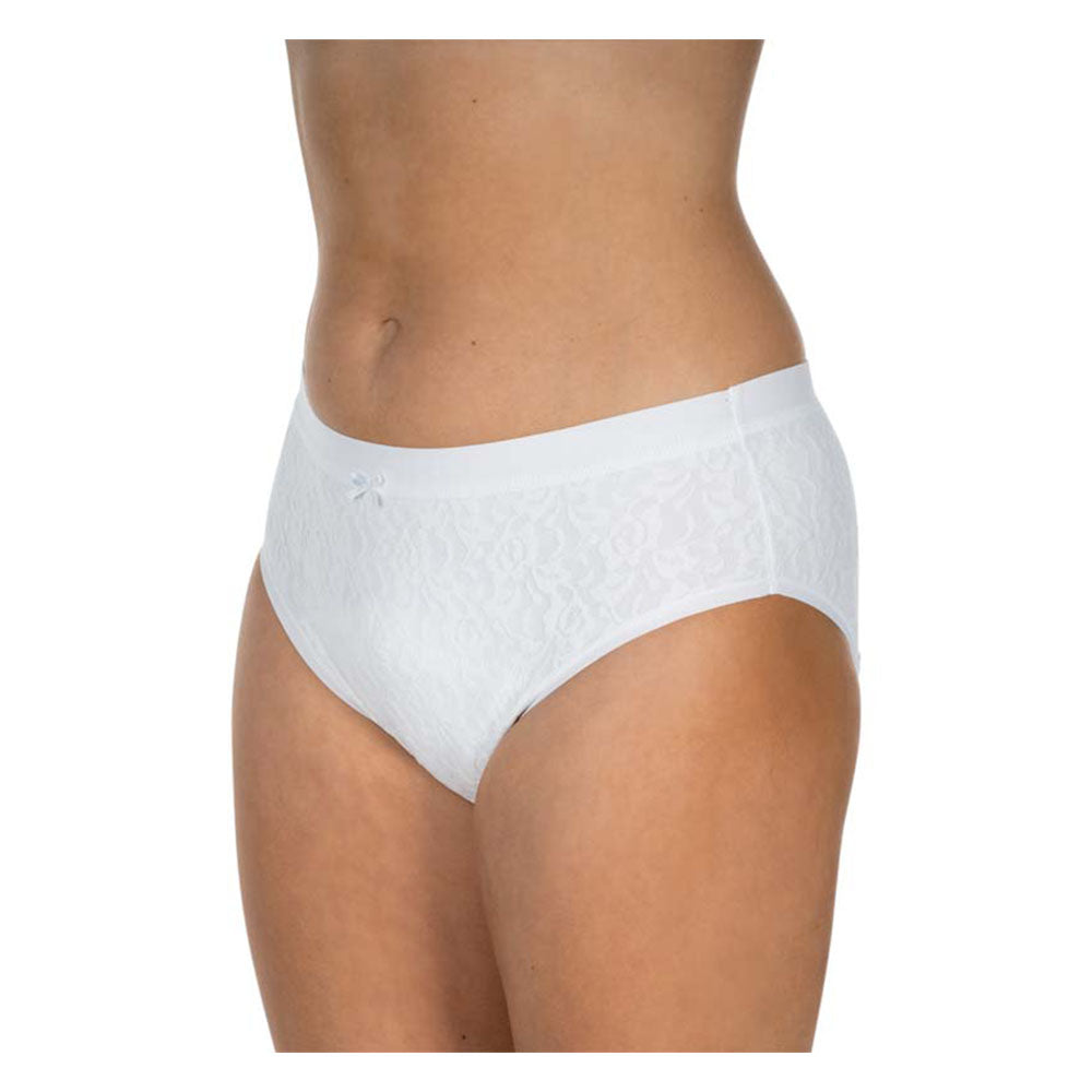 Bildbeschreibung eines weißen Damen-Slips aus der Suprima Ladonna-Serie. Der Slip präsentiert sich mit einem eleganten, schlichten Design und ist aus hochwertigem, weichem Material gefertigt, das für einen hohen Tragekomfort sorgt. Er verfügt über einen besonderen Wäsche-Schutz, der zusätzlichen Schutz bietet, und hat eine angenehme Passform mit einem elastischen Bund. Die Beinabschlüsse sind sanft und sorgen für eine unsichtbare Linienführung unter der Kleidung.