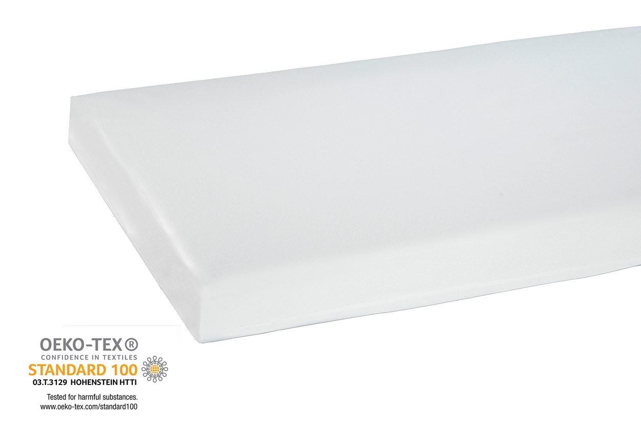 Weiße Frottee-Matratzenhülle für eine Matratze in der Größe 100 x 200 x 20 cm. Die Hülle ist aus weichem, atmungsaktivem Material gefertigt, das eine angenehme Schlafumgebung schafft. Sie umschließt die Matratze vollständig und bietet damit Schutz vor Staub, Schmutz und Feuchtigkeit. Die Nähte sind sorgfältig verarbeitet, und die Hülle hat eine elastische Einfassung für eine perfekte Passform. Ideal für Allergiker und zur Verlängerung der Lebensdauer der Matratze.