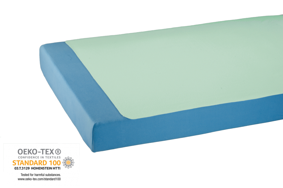 Die Bildbeschreibung zeigt eine grüne Mehrfach-Bettauflage ohne Seitenteile mit den Abmessungen 75 x 90 cm. Die Auflage hat eine strukturierte, weiche Oberfläche, die angenehmen Komfort bietet. Die Farbe ist ein frisches, lebhaftes Grün, das in unterschiedlichen Lichtverhältnissen leicht variieren kann. Die Kanten der Auflage sind sauber verarbeitet, was auf eine hohe Qualität hinweist. Im Hintergrund ist ein neutraler Untergrund zu sehen, der die Auflage gut zur Geltung bringt.