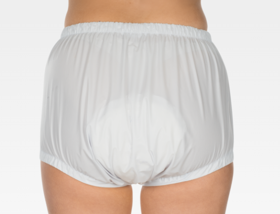 Ein Inkontinenzslip der Marke Suprima in Größe 48 liegt auf einem hellen, neutralen Hintergrund. Der Slip ist aus PVC gefertigt und zeigt eine glänzende, wasserdichte Oberfläche. Die Bündchen sind elastisch und bieten sicheren Halt. Der Schnitt ist so gestaltet, dass er eine perfekte Passform gewährleistet. Auf der Vorderseite sind keine sichtbaren Verschlüsse, während der gesamte Slip in einem einheitlichen, matten Weißton gehalten ist.