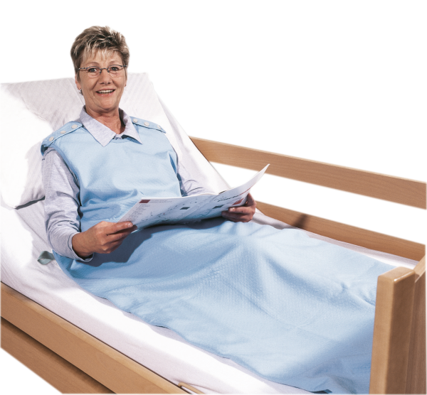 Bild eines blauen Schlafsacks mit einer Größe von 85 x 190 cm. Der Schlafsack ist gefaltet und auf einer weißen Unterlage platziert, wobei die Nahtdetails gut sichtbar sind. Er hat einen hellblauen oberen Teil mit einem dunkler gesäumten Rand und einem Reißverschluss, der auf der Vorderseite verläuft. Der innere Stoff ist in einem dezenten Hellblau gehalten. Im Hintergrund ist unscharf eine graue Fläche zu erkennen, die den Fokus auf den Schlafsack lenkt. Ideal für Camping und Freizeitaktivitäten im Freien.