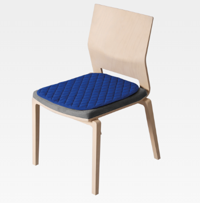 Sitzauflage in blau mit Anti-Rutsch-Noppen, Maße 40 x 50 cm. Die Oberfläche zeigt ein feines, strukturiertes Muster, das sowohl Komfort als auch Stil bietet. Die Noppen auf der Unterseite sorgen für eine sichere Haftung auf verschiedenen Oberflächen, während die Kanten der Auflage sauber verarbeitet sind. Ideal für Stühle und Bänke. Die Farbe Blau vermittelt Frische und sorgt für eine ansprechende Optik in jedem Raum.