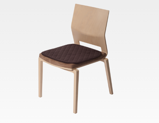 Ein quadratisches, braunes Sitzkissen in der Farbe Mokka misst 45x45 cm. Es hat eine weiche, gepolsterte Oberfläche und eine stilvolle, leicht strukturierte Textur, die Eleganz ausstrahlt. Die Kanten sind gleichmäßig genäht und verleihen dem Kissen ein hochwertiges Finish. Das Kissen liegt auf einem schlichten, hellen Hintergrund, der dessen warme Farbe betont. Es eignet sich ideal für Stühle oder Sofas und bringt Gemütlichkeit in jeden Raum. Perfekt zur Dekoration und zum bequemen Sitzen gedacht.