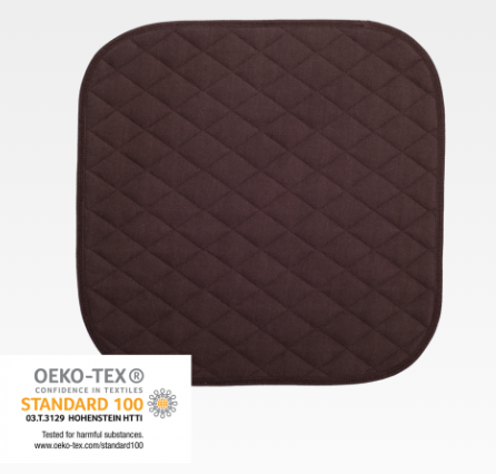 Stilvolle Sitzauflage in der Farbe Mokka, rechteckig und mit den Maßen 45x45 cm. Die Auflage zeigt eine weiche, gepolsterte Textur, die Komfort und Gemütlichkeit verspricht. Die Oberfläche ist glatt mit subtilen, eleganten Nähten, die die Form betonen. Die Rückseite ist wahrscheinlich mit rutschfester Beschichtung oder Bändern versehen, um sicherzustellen, dass die Auflage an ihrem Platz bleibt.