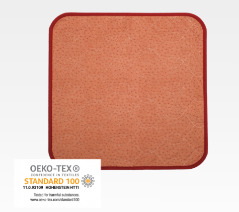 Sitzauflage in Terrakotta mit den Maßen 45x45 cm. Die Auflage hat eine quadratische Form und ist aus einem strapazierfähigen Stoff gefertigt. Die Oberfläche zeigt eine matte Textur in einem warmen, erdigen Terrakottaton, der sowohl modern als auch zeitlos wirkt. Die Kanten der Auflage sind sanft abgerundet und verleihen ihr ein einladendes Aussehen. Die Polsterung ist angenehm weich und sorgt für Komfort beim Sitzen. Ideal für Stühle, Bänke oder als dekoratives Element in Wohnräumen, Terrassen oder Gärten.