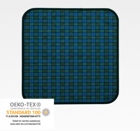Sitzauflage im karierten Design in Blau und Grün, Größe 45x45 cm, ohne Bander, präsentiert auf einem hellen Hintergrund. Die Auflage zeigt ein ansprechendes Muster aus gleichmäßigen Karos, wobei die blauen und grünen Farbtöne harmonisch miteinander kombiniert sind. Die Ecken der Auflage sind leicht abgerundet, was ein modernes Aussehen vermittelt. Die Textur wirkt weich und einladend, ideal für Stühle oder Bänke.