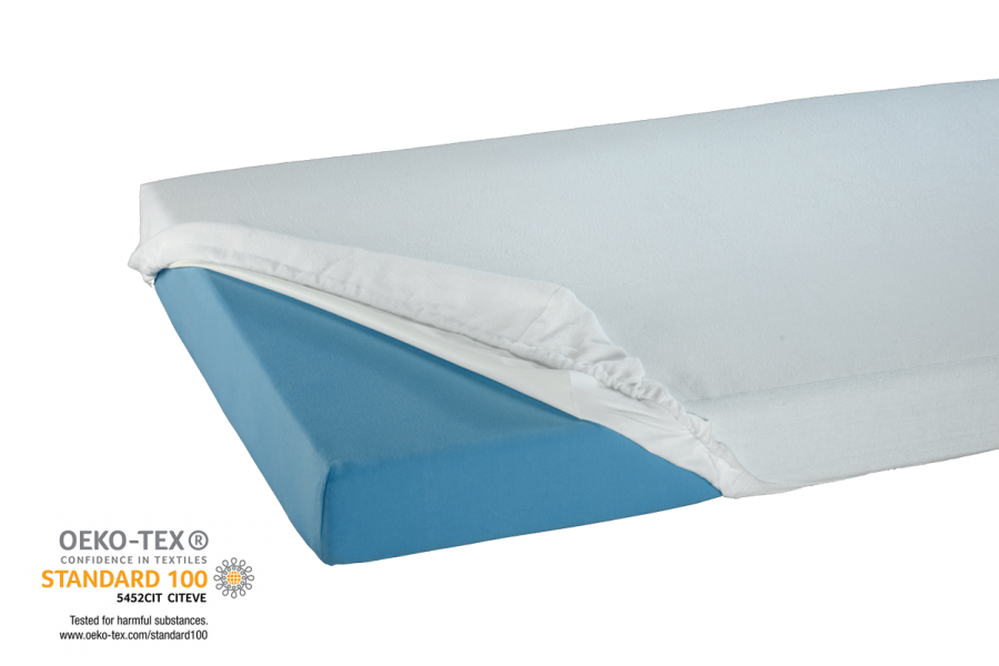 Ein Spannbetttuch aus Frottee in der Größe 100 x 200 cm liegt auf einem weißen Hintergrunde. Das Tuch ist in einem einheitlichen, hellen Farbton gehalten, der sanft und einladend wirkt. Die Struktur des Materials ist gut sichtbar und zeigt die weiche, gesprenkelte Oberfläche des Frottees. An den Ecken des Tuchs sind elastische Gummibänder zu erkennen, die eine perfekte Passform auf Matratzen gewährleisten.
