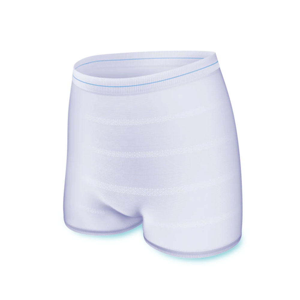 Bildbeschreibung: Das Produktbild zeigt eine Packung der TENA Fix Medium Fixierhosen, die für die sichere Fixierung von Inkontinenzprodukten konzipiert sind. Die Packung ist leicht transparent und erlaubt einen Blick auf die Fixierhosen, die in weißer Farbe mit elastischen Bündchen gestaltet sind. Oben auf der Packung befindet sich das TENA-Logo sowie die Produktbezeichnung "Fix Medium". Rechts sind einige Anwendungshinweise und die Größe angegeben.