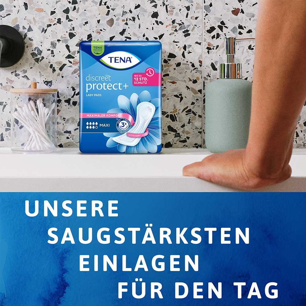 Ansicht einer in einem Badezimmer abgestellten Packung Tena Lady Discreet Maxi Inkontinenzeinlagen mit Hinweis: "Unsere saugstärksten Einlagen für den Tag."