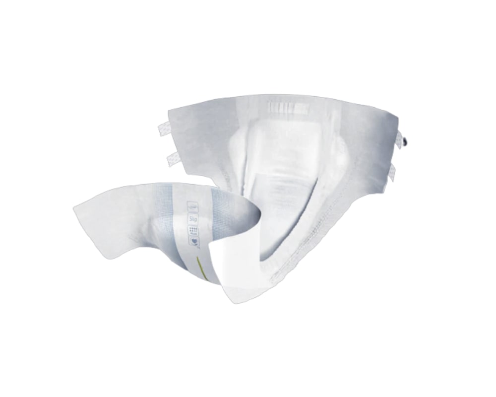 Ein TENA Slip Maxi in der Größe S ist auf dem Bild zu sehen. Das Inkontinenzprodukt ist komplett weiß und hat eine weich strukturierte Oberfläche. Es zeigt eine elastische Taille und Klebestreifen an den Seiten für eine sichere und bequeme Anpassung. Der Slip ist für höchste Saugfähigkeit ausgelegt und bietet Schutz bei mittlerer bis schwerer Inkontinenz. Auf dem Produkt sind Hinweise zur Saugstärke und zur Größe aufgedruckt. Der Hintergrund ist neutral gehalten, um das Produkt klar zur Geltung zu bringen.