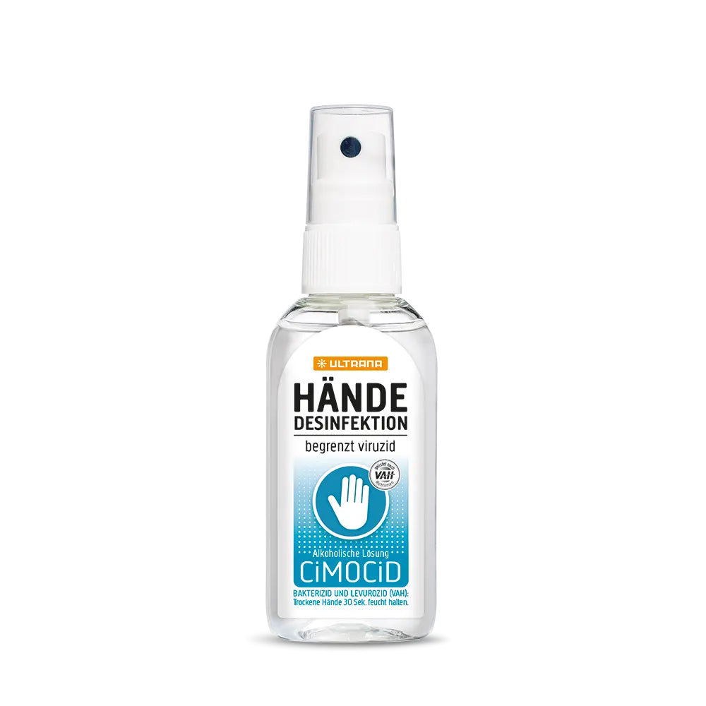 Eine transparente Flasche mit einem weißen Pumpkopf enthält 50 ml Handdesinfektionsmittel. Die Flasche hat einen schlichten, modernen Look und ist mit einem minimalistischen Etikett versehen, auf dem der Produktname "Ultrana Cimocid" klar hervorgehoben ist. Im Hintergrund ist ein sanfter Farbverlauf in hellblau und weiß zu sehen, der einen sauberen und frischen Eindruck vermittelt. Das Desinfektionsmittel ist klar und hat eine flüssige Konsistenz, die ideal zur hygienischen Handreinigung ist.