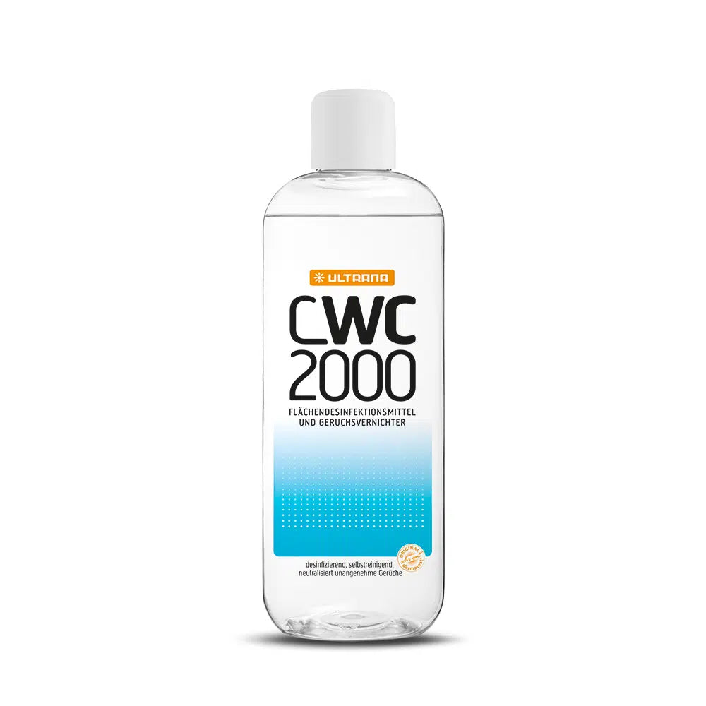 Bild eines Ultrana CWC 2000 Geruchsvernichters mit Desinfektion in einer 500 ml Sprühflasche. Die Flasche ist transparent mit einem blauen Sprühkopf und zeigt an der Vorderseite ein Etikett mit Produktinformationen. Das Etikett ist in Blau- und Grüntönen gehalten und enthält den Produktnamen, Anwendungsbereich sowie Hinweise zur Desinfektion und Geruchsbeseitigung. Im Hintergrund ist eine neutrale, helle Oberfläche zu sehen, die den Fokus auf das Produkt lenkt.