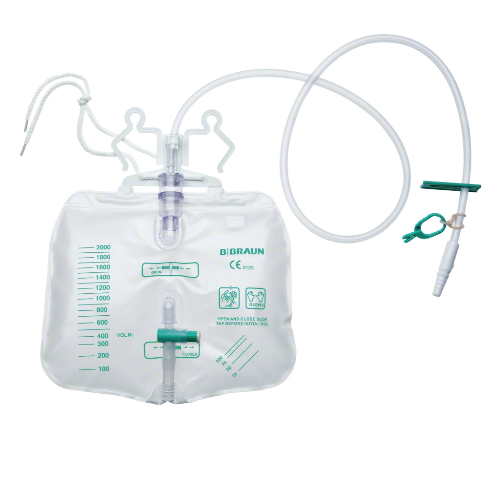 Urindrainagebeutel Ureofix 112 Plus mit einem Volumen von 2000 ml und einem 110 cm langen Schlauch. Der Beutel ist transparent, sodass der Füllstand gut ablesbar ist. An dem Beutel befindet sich ein Auslassventil, das eine kontrollierte Entleerung ermöglicht. Im Bild sind außerdem zwei sterile Handschuhe abgebildet, die zur hygienischen Handhabung des Beutels dienen. Der gesamte Artikel ist auf einem neutralen Hintergrund platziert, was die Details und Funktionen klar hervorhebt.