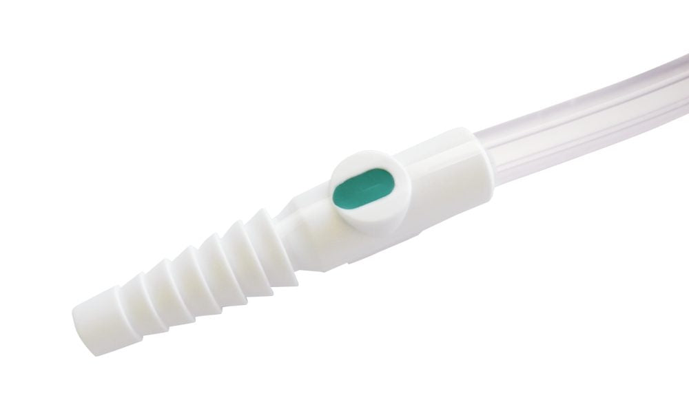 Ein Ureofix 112 Plus Urindrainagebeutel mit einem Fassungsvermögen von 2000 ml ist abgebildet. Der Beutel verfügt über einen 110 cm langen Schlauch und ist transparent, sodass der Füllstand leicht ablesbar ist. Neben dem Beutel sind Einmalhandschuhe platziert, die für hygienische Anwendungen verwendet werden können. Der Beutel hat einen seitlichen Auslass mit einem durchsichtigen Verschluss, der eine kontrollierte Entleerung ermöglicht.