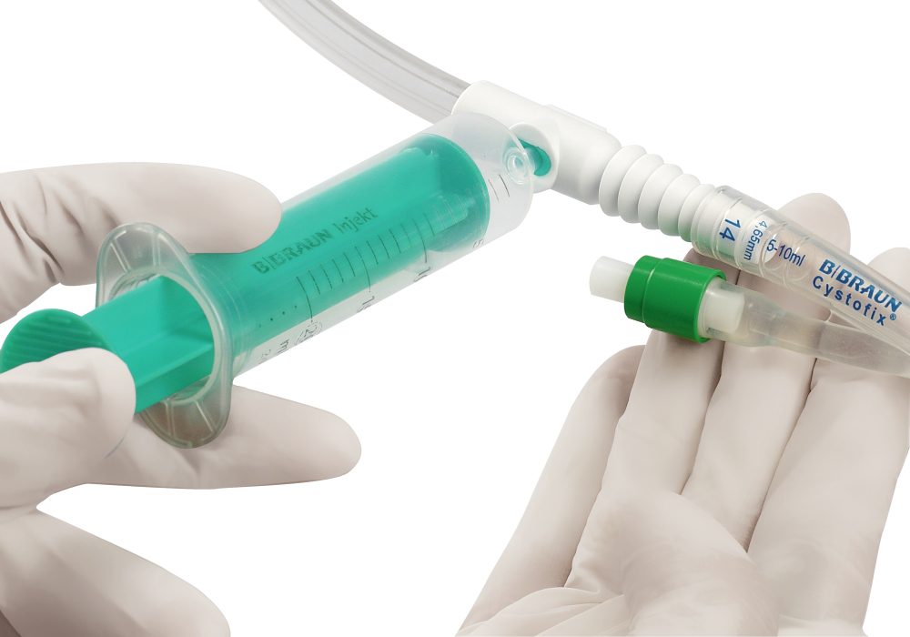 Urindrainagebeutel Ureofix 112 Plus, 2000 ml Volumen, abgebildet auf einem weißen Hintergrund. Der Beutel ist transparent und zeigt die graduierte Skala zur Messung des Füllstands. Ein 110 cm langer Schlauch ist farblich abgesetzt und leicht gebogen, um die Flexibilität zu verdeutlichen. Links neben dem Beutel sind Einmalhandschuhe in einem hellen Blau zu sehen, die hygienischen Gebrauch ermöglichen. Die Abbildung vermittelt einen klaren Eindruck von der Funktionalität und der Hygieneaspekte des Produkts.