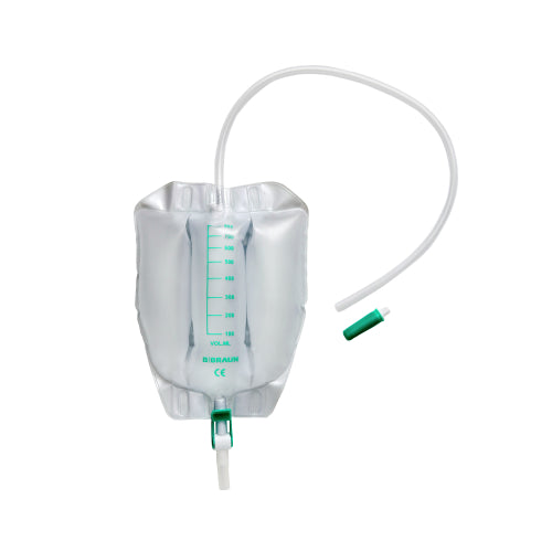 Ein Urinbeutel namens "Urimed Tribag Plus" ist auf dem Bild zu sehen. Der Beutel ist transparent mit einem klaren, abnehmbaren Abflussrohr und einem integrierten Halteclip. Die Skalierung auf der Seite ermöglicht die Ablesung des Urinvolumens. Der Beutel hat eine robuste, ergonomische Form mit einem praktischen Tragegriff. In der unteren Ecke befindet sich eine Öffnung für die sichere Entleerung.
