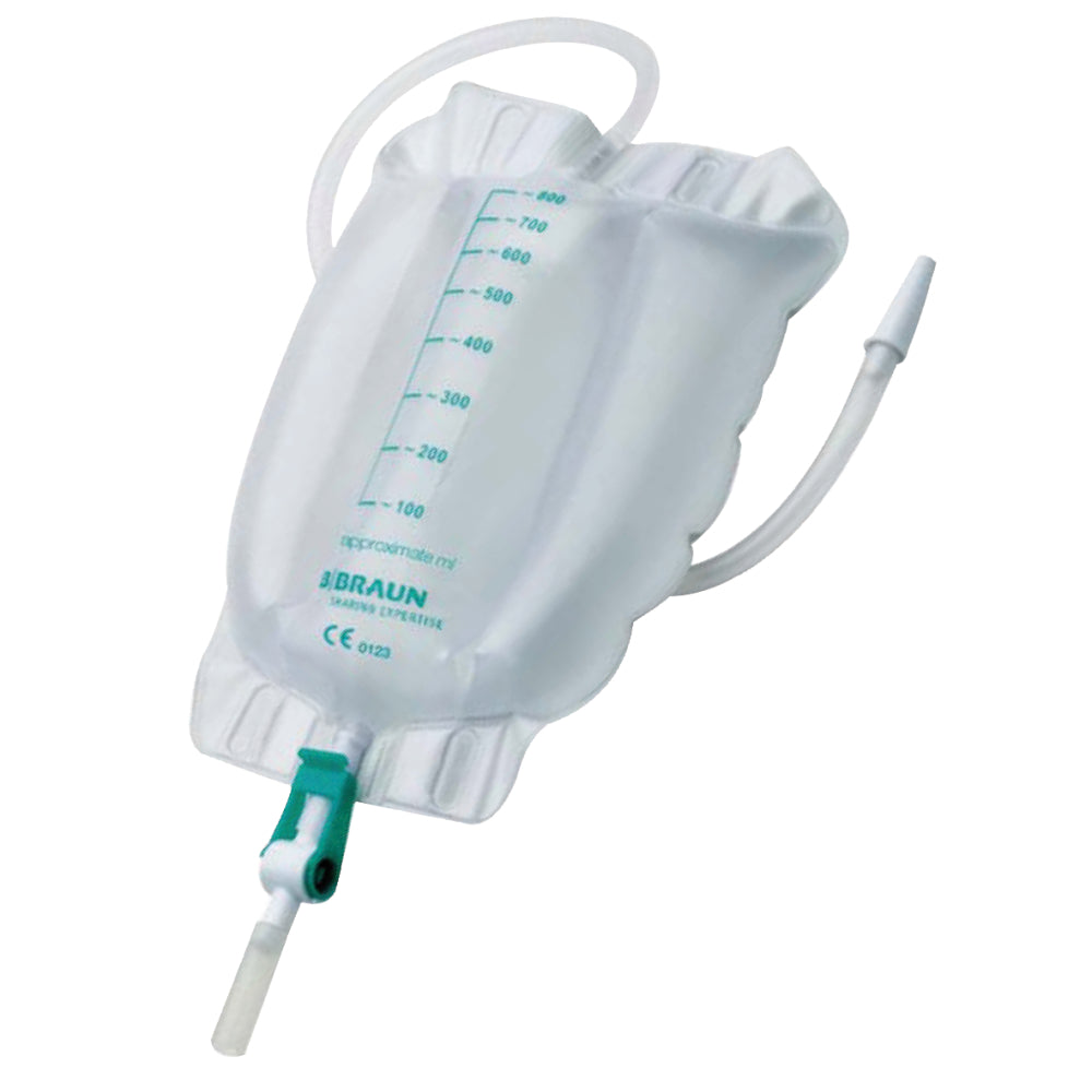 Ein Urinbeutel, Modell Urimed Tribag Plus, in transparentem Design, präsentiert sich in der Bildmitte. Die Oberseite zeigt ein funktionales Entlüftungsventil, während an der Seite eine praktische Halterung zu sehen ist. Der Beutel ist mit klaren Markierungen für das maximale Füllvolumen ausgestattet. Im Hintergrund ist eine neutrale Textur zu erkennen, die den Fokus auf den Beutel lenkt.