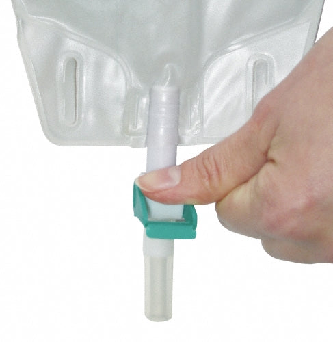 Urinbeutel Urimed Tribag Plus in transparenter Ausführung, platzsparend und benutzerfreundlich gestaltet. Der Beutel hat eine klare Markierung für die Füllstandsanzeige und eine breite Öffnung für einfaches Entleeren. Er verfügt über einen flexiblen Schlauch, der das Anbringen an verschiedenen Oberflächen erleichtert. Die Sicherheitsschnalle am oberen Ende sorgt für einen stabilen Halt. Ideal für Patienten mit eingeschränkter Mobilität.