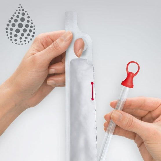 Ein Paket mit 30 hydrophilen Einmalkathetern der Marke Vapro. Die Katheter sind für Frauen konzipiert, in der Größe CH 14 und einer Länge von 20 cm. Die Verpackung ist in einer klaren, leicht erkennbaren Blisterverpackung. Die Katheter sind berührungsfrei und ermöglichen eine hygienische Anwendung. Das Design ist schlank und modern, mit einer angenehmen Oberfläche, die das Einführen erleichtert. Die Hydrophilie sorgt für eine reibungslose und komfortable Nutzung, ideal für die kurzfristige Katheterisierung.