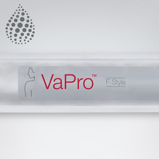 Bildbeschreibung eines Vapro F Style Einmalkatheters: Der Einmalkatheter ist transparent und hat eine Länge von 40 cm. Er ist für Männer konzipiert und mit einem Berührungsschutz versehen, um eine hygienische Anwendung zu gewährleisten. Der Katheter ist in einer Packung von 30 Stück erhältlich. Rechts im Bild sind zusätzliche Informationen zu Größe und Produktspezifikationen abgebildet. Das Design ist funktional und einfach zu handhaben, ideal für den medizinischen Einsatz.