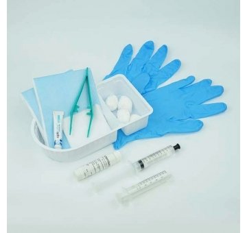 Bild eines Vivomed Kathetersatzes, der steril verpackt ist. Der Satz besteht aus einem transparenten Beutel mit einer klaren Darstellung des Dauerkatheters und zusätzlichem Zubehör. Der Katheter hat eine schlanke, flexible Form und ist auf der rechten Seite des Bildes positioniert. Um ihn herum sind Informationen über die sterilen Eigenschaften des Produkts aufgedruckt. Der Hintergrund ist neutral, um den Fokus auf den Kathetersatz zu lenken.