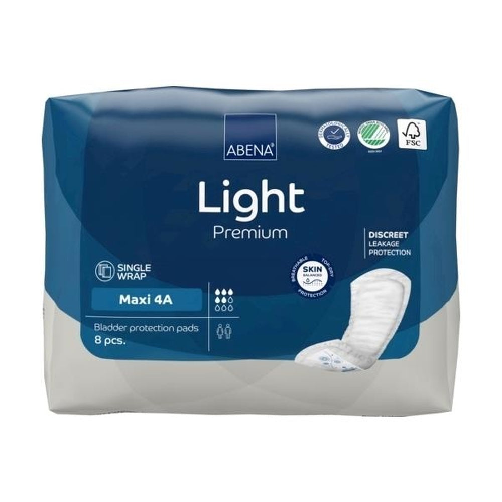 Weiße Inkontinenzeinlage von Abena, Modell "Light Maxi", auf einem neutralen Hintergrund. Die Einlage hat eine ergonomische Form mit abgerundeten Kanten, die für einen bequemen Sitz sorgt. Die Oberfläche ist weich und leicht texturiert, um zusätzlichen Komfort zu bieten. Die Verpackung ist transparent, wodurch die Einlage sichtbar ist. Durch spezielle Fotos auf der Verpackung wird auf die hohe Saugfähigkeit und die premium Qualität des Produkts hingewiesen.