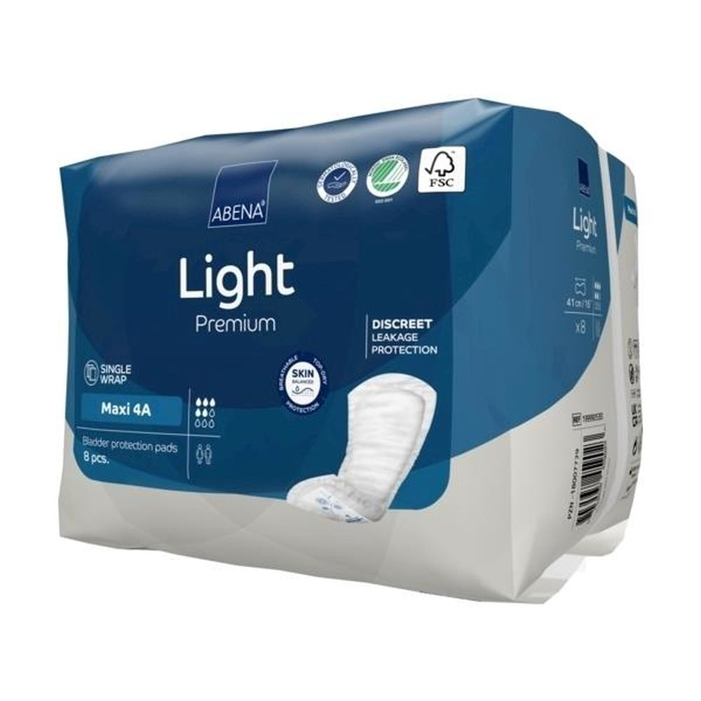 Abena Light Maxi Premium 4A Inkontinenzeinlage in einer Verpackung, die auf einem weißen Untergrund liegt. Die Einlage ist in einer weichen, blauen Farbe gehalten und deutet auf hohen Komfort hin. Auf der Vorderseite der Verpackung sind Informationen zu den Eigenschaften, wie der Rücken "Maxi" und die Absorption, klar lesbar. Die Verpackung zeigt auch das Abena-Logo sowie Symbole für die Saugfähigkeit und Hautfreundlichkeit.
