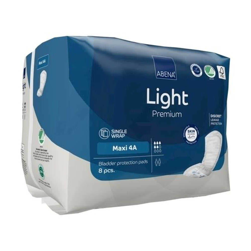 Abena Light Maxi Premium 4A Inkontinenzeinlage in einer transparenten Verpackung. Die Einlage ist in hellem Blau und Weiß gehalten und präsentiert sich als dünnes, hygienisches Produkt mit einem weichen Oberfläche. Oben links auf der Verpackung steht der Produktname, während in der unteren rechten Ecke die Schadensübertragungskapazität sowie die Größe 4A hervorgehoben sind. Das Design umfasst auch kleine Symbole, die auf die anatomische Passform und die hohe Saugfähigkeit hinweisen.