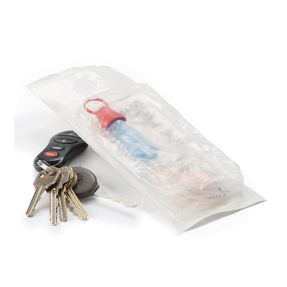 Ansicht eines Advance Plus Pocket Einmalkatheters im Größenvergleich neben einem Autoschlüssel.