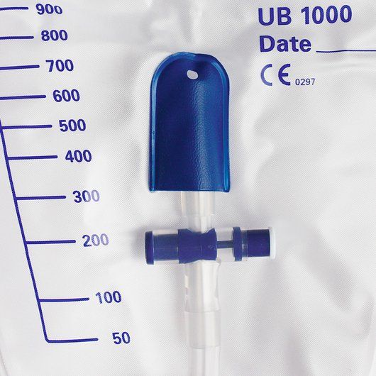 Bild eines sterilen Beinbeutels mit einem Fassungsvermögen von 1000 ml, der speziell für den Tag- und Nachtgebrauch konzipiert ist. Der Beutel ist transparent und zeigt eine klare Skala zur Ablesung des Füllstands. An der oberen Kante befindet sich ein Anschlussstück für medizinische Geräte, während die Unterseite einen Auslass hat. Der Beutel zeigt eine Reihe von Sterilisations- und Nutzungshinweisen. Er ist für den stationären Einsatz in der Patientenversorgung geeignet.