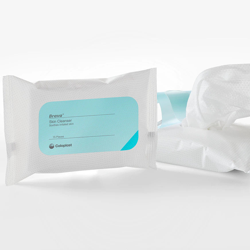 Zwei Verpackungen der Brava Hautreinigungstücher von Coloplast. Eine Verpackung ist geöffnet und zeigt ein weißes Hautreinigungstuch.