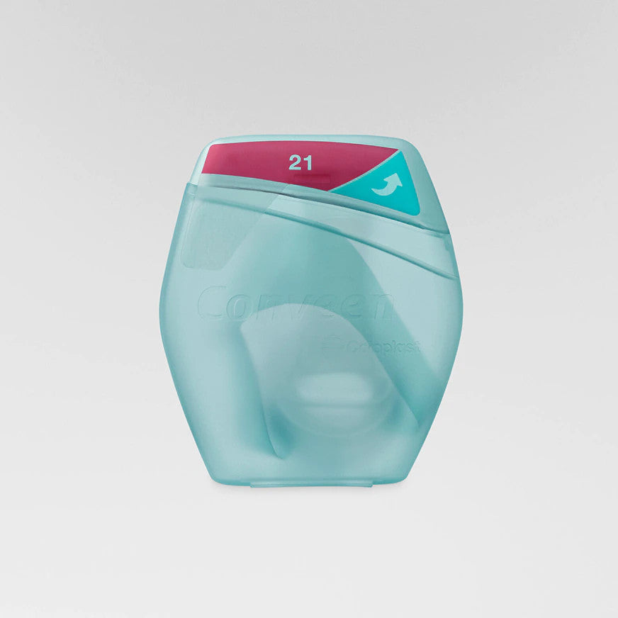 Die Verpackung des Conveen Optima kürzere Länge Urinalkondoms in der Nahaufnahme.
