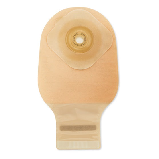 Produktbild eines Dansac Nova 1 Foldup Convex Ausstreifbeutels mit einem Durchmesser von 30 mm. Der Beutel ist transparent und bietet einen klaren Blick auf die Innenseite. Er zeigt eine konvexe Form, die eine bessere Anpassung an die Körperkontur ermöglicht. Der Verschluss ist sicher und einfach in der Handhabung. Im Hintergrund sind einige Details des Verpackungsdesigns sichtbar, darunter das Logo von Dansac und Informationen zu Größe und Anwendung.