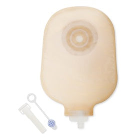 Transparentes Produktbild eines Dansac Nova 1 Urostomiebeutels. Der Beutel hat eine konvexe Form und eine Lochgröße von 30 mm. Auf der linken Seite ist die Öffnung des Beutels sichtbar, die zur sicheren Anbringung an der Haut dient. Der Beutel zeigt eine klare, leicht strukturierte Oberfläche mit abgerundeten Kanten, die einen angenehmen Sitz gewährleisten. Der Hintergrund ist neutral und hebt die Merkmale des Beutels hervor.