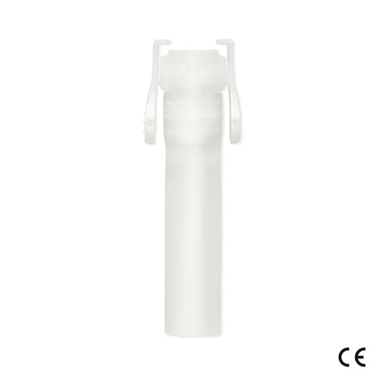 Produktbild eines Dansac Nova 2 Urobeutels mit einem Durchmesser von 36 mm und einem Volumen von 330 ml. Der Beutel hat eine Hautfarbe und zeigt eine flache, rechteckige Form. Er ist leicht transparent, sodass der Inhalt teilweise sichtbar ist. In der oberen rechten Ecke befinden sich mehrere kleine Symbole, die auf die Anwendung und Sicherheit hinweisen. Der Hintergrund des Bildes ist weiß, um den Fokus auf den Urobeutel zu lenken, der für die medizinische Nutzung konzipiert ist.