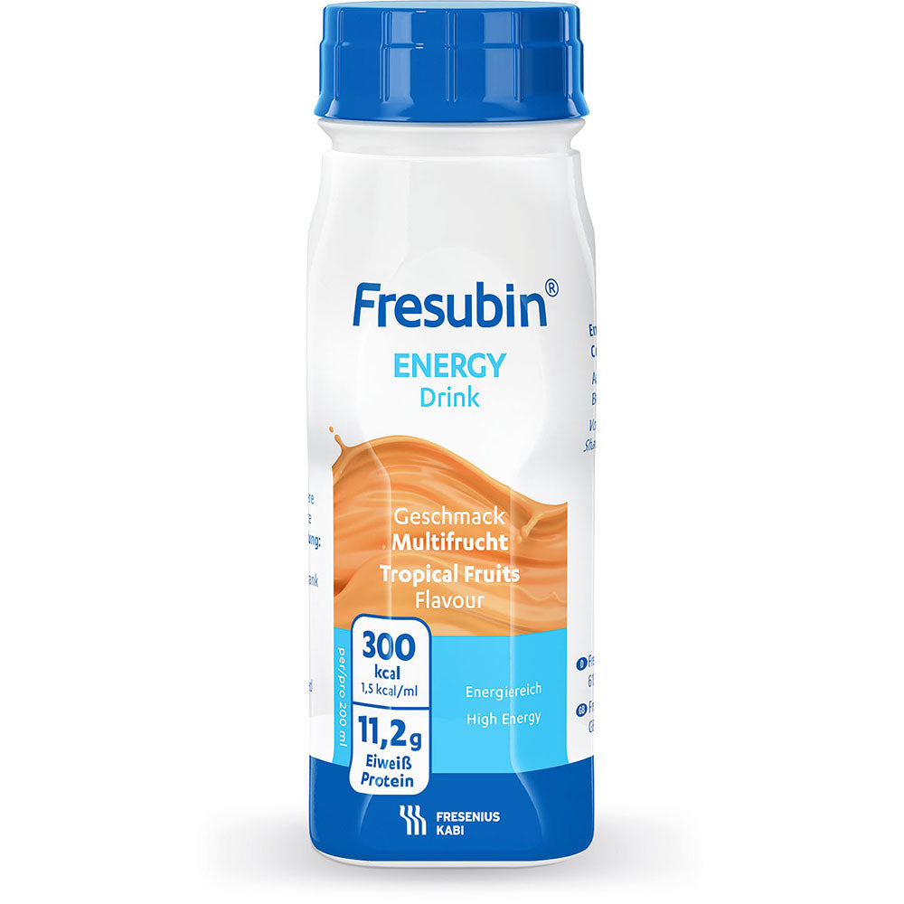 Bildeintrag: Das Bild zeigt eine Flasche Fresubin Energy Drink in der Geschmacksrichtung Multifrucht. Die Flasche hat ein elegantes, modernes Design mit einem durchsichtigen, runden Körper und einem blauen Schraubverschluss. Das Etikett in leuchtenden Farben zeigt frische Früchte wie Mangos, Äpfel und Beeren, die den fruchtigen Geschmack betonen. Im Hintergrund sind unscharfe Grün- und Gelbtöne zu erkennen, die eine frische, einladende Atmosphäre schaffen.