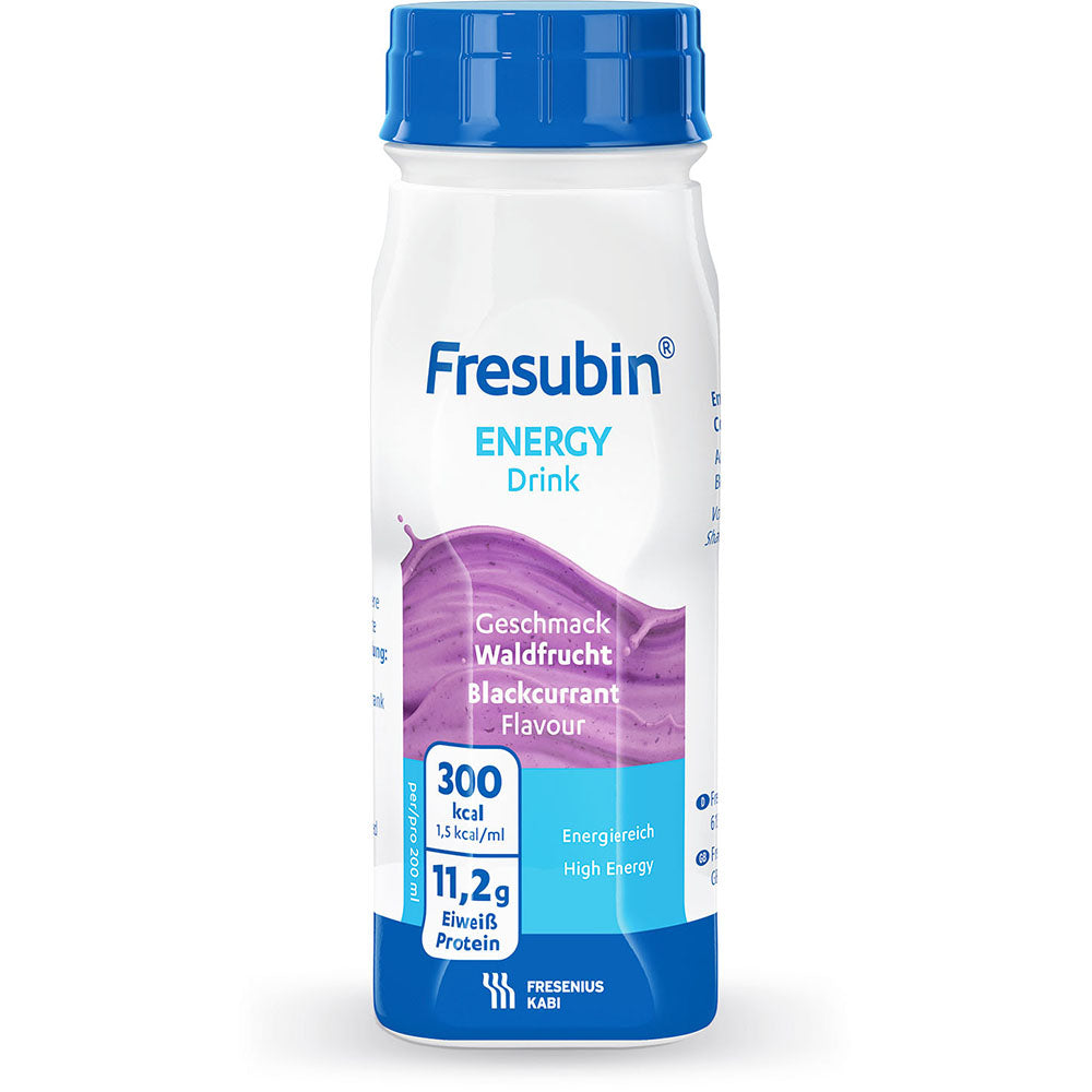 Fresubin Energy Drink in der Geschmacksrichtung Waldfrucht. Die Getränkedose ist schlank und in lebendigen Farben gestaltet, mit einer Vorderseite, die frische Wälder und bunte Beeren zeigt. Das Produkt ist als nahrhafter Energie-Drink gekennzeichnet, ideal für Menschen mit erhöhtem Energiebedarf. Auf der Dose sind Nährwertangaben und Empfehlungen abgebildet. Der Hintergrund der Dose ist hell und ansprechend, um den fruchtigen Geschmack hervorzuheben.