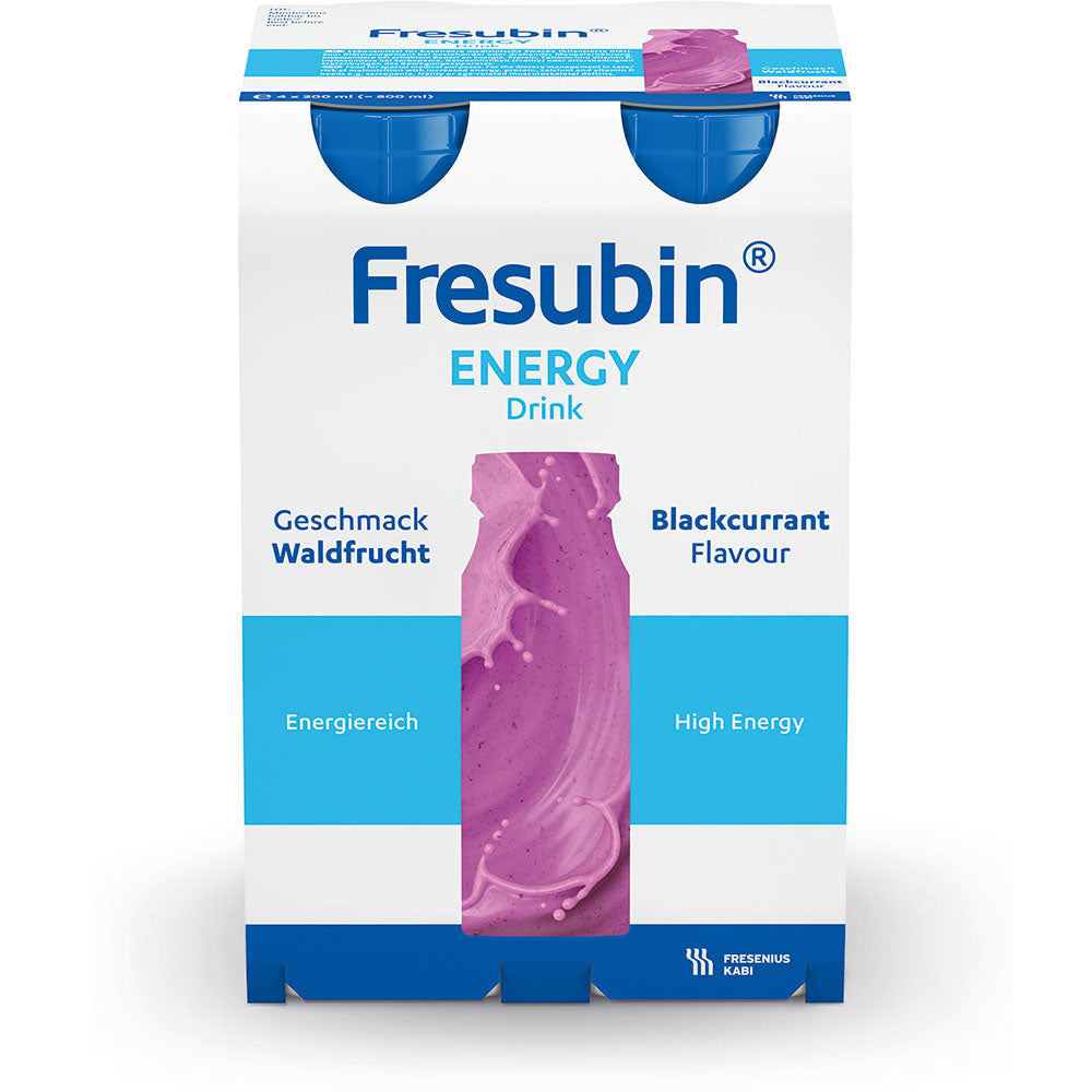 Fresubin Energy Drink in der Geschmacksrichtung Waldfrucht. Die Flasche hat ein transparentes Design mit einem leicht gewölbten Körper, die Etikette zeigt eine Kombination aus lebhaften Farben, hauptsächlich Lila und Rot, und ein fruchtiges Motiv, das Beeren, wie Himbeeren und Johannisbeeren, darstellt. Im oberen Bereich befinden sich die Produktbezeichnung „Fresubin Energy Drink“ und die Geschmacksrichtung „Waldfrucht“.