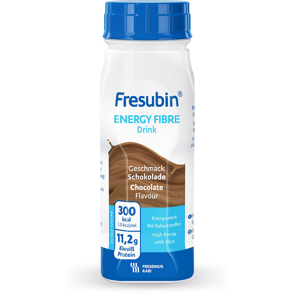 Produktbild eines Fresubin Energy & Fibre Drinks im Geschmack Schokolade, dargestellt in einem handlichen, eleganten Fläschchen mit einem klaren, modernen Design. Die Flasche ist in einem ansprechenden Farbton gehalten, der hauptsächlich Braun- und Cremetöne enthält, und zeigt deutlich das Etikett mit dem Produktnamen und der Geschmacksrichtung. Im Hintergrund ist ein diffuser, heller Untergrund, der den Fokus auf die Flasche lenkt.