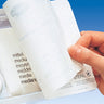 Hand zieht Deckblatt von steriler Verpackung mit Sicht auf das Etikett, Symbol für geprüfte Sterilität.