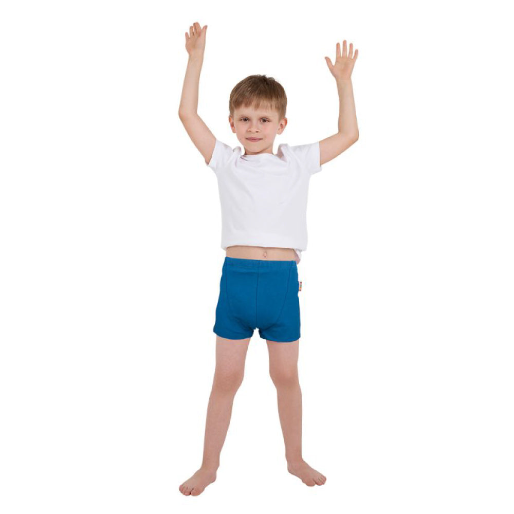 Frontalansicht eines Jungen, der die Kiwisto Kids ActivePants V2 blau trägt.