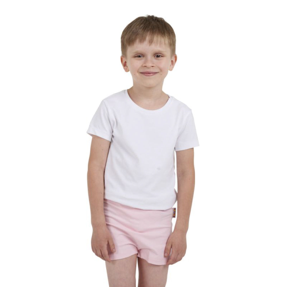 Frontalansicht eines Jungen, der die Kiwisto Kids ActivePants V2 rosa trägt.