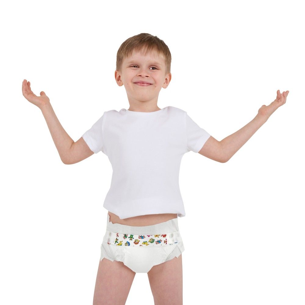 Kind mit weißem T-Shirt hebt fröhlich die Arme, trägt Kiwisto Kids Kinderwindel mit buntem Bund.