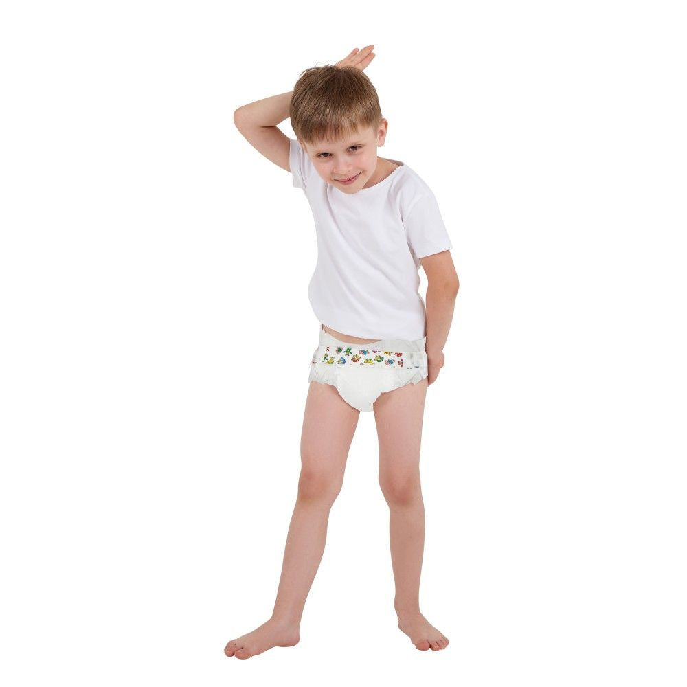 Kind mit weißem T-Shirt in spielerischer Pose, trägt Kiwisto Kids Kinderwindel mit buntem Musterbund.