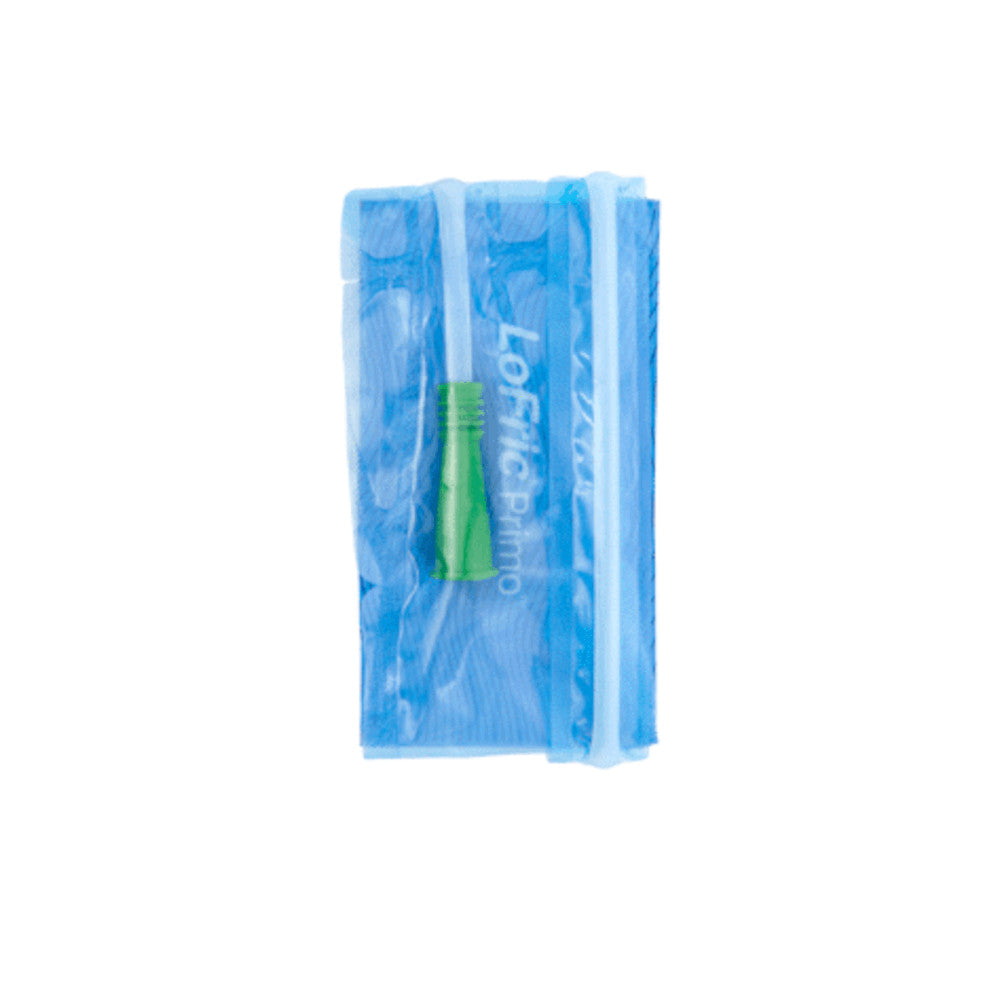 Kompakt gefalteter LoFric® Primo™ Einmalkatheter in verschlossener Transportverpackung mit sichtbarem grünen Anschlussstück.