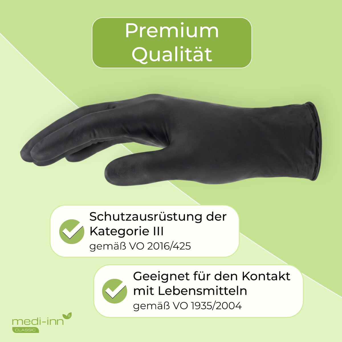 Seitliche Ansicht eines Medi-Inn Nitril Black Plus Einmalhandschuhs mit den Hinweisen: Premium Qualität, Schutzausrüstung der Kategorie III gemäß VO 2016/425, Geeignet für den Kontakt mit Lebensmitteln gemäß VO 1935/2004.